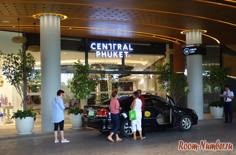 Вход в Central Phuket через парковку