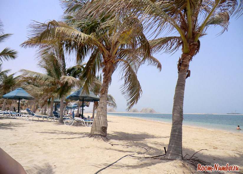 Наш пляж в отеле Bin Majid Beach Resort
