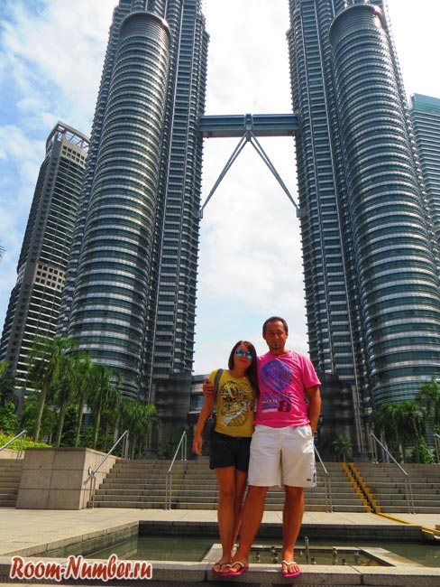 фото в Куала-Лумпур на фоне башен Петронас