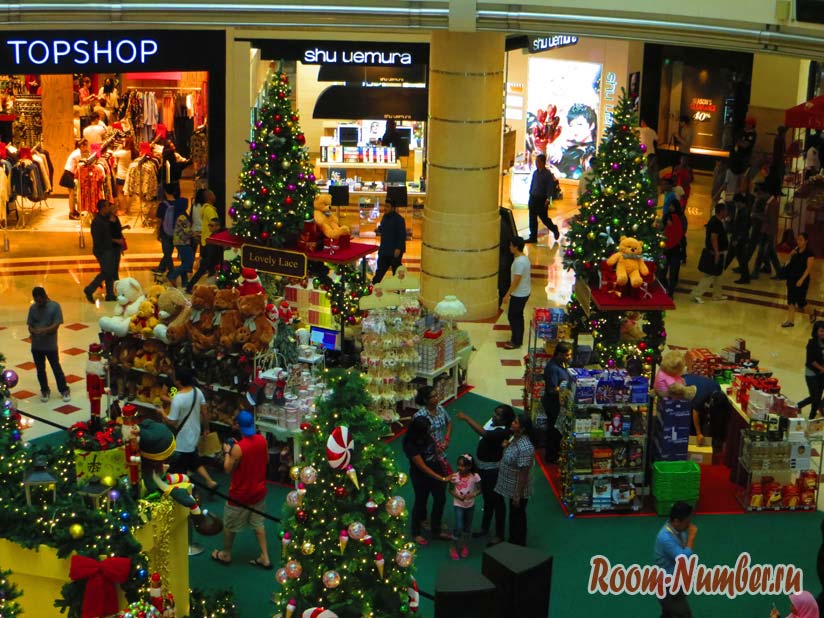 На Новый год в Малайзии люди спешат за покупками