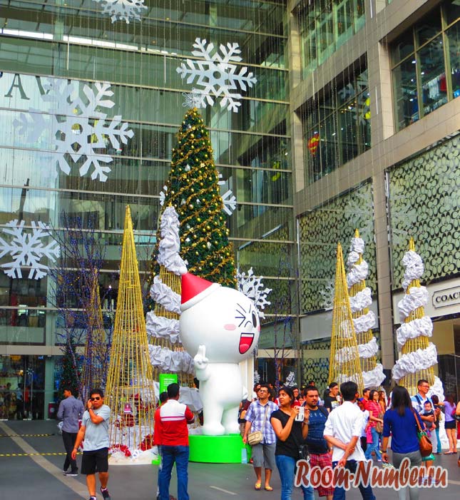 Новый год в Малайзии - возле торгового центра установили ёлку