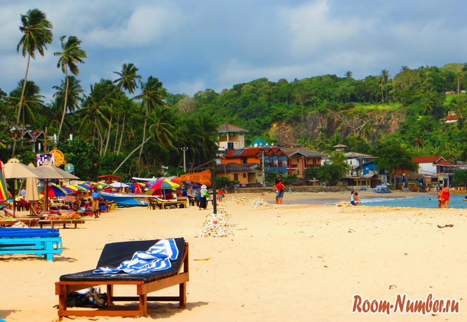 лежаки на пляже unawatuna beach
