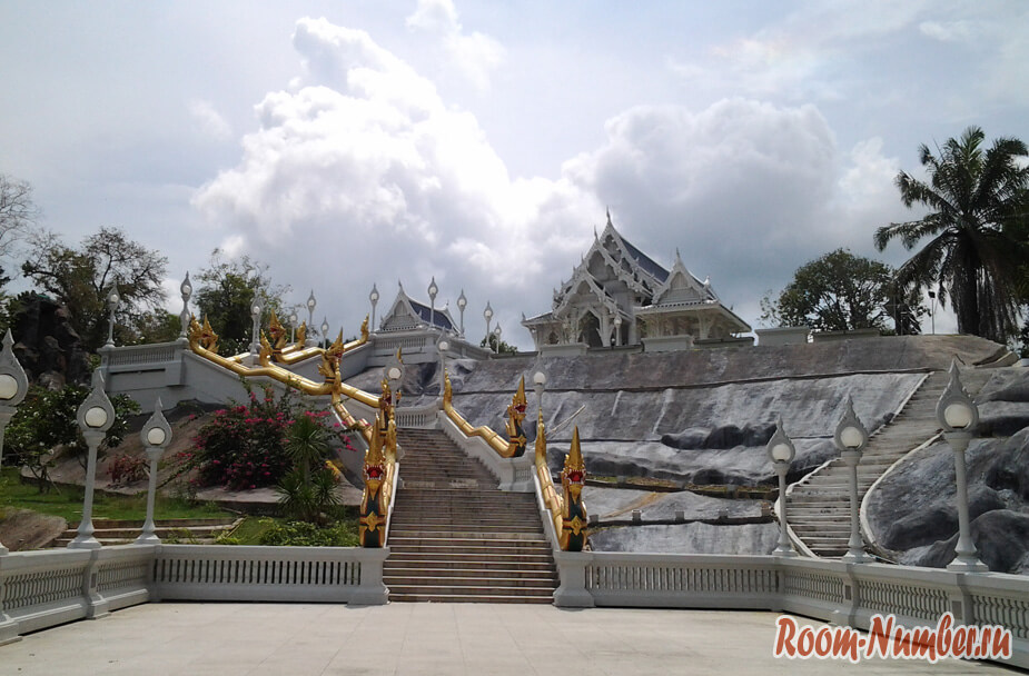 Белый храм в Краби: Wat Kaew Korawaram Temple