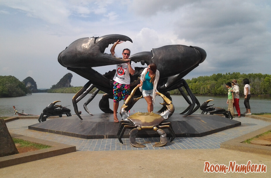 Black Crab Sculpture. Площадь с крабами в Краби-Тауне