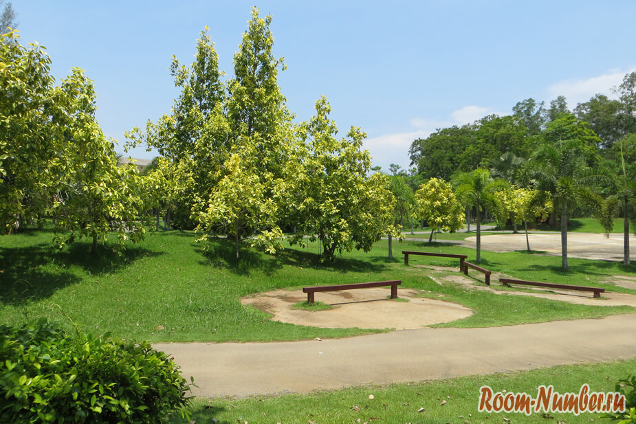 Парк в Краби тауне — Thara Park: тенистый сквер для спокойного отдыха в городе