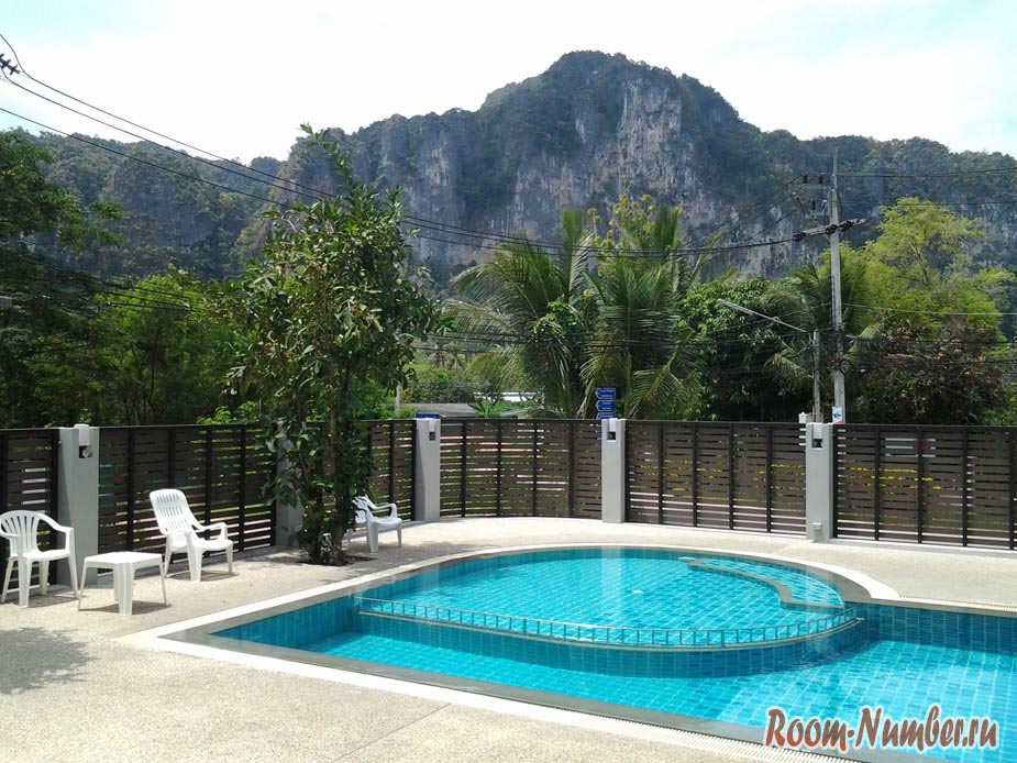 Ao Nang Miti Resort в Краби, бассейн с видом на горы