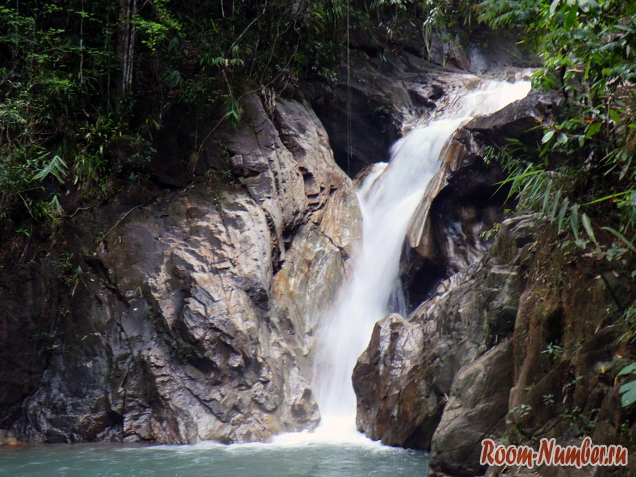 Водопад в национальном парке Khlong Phanom в Пханг-Нга