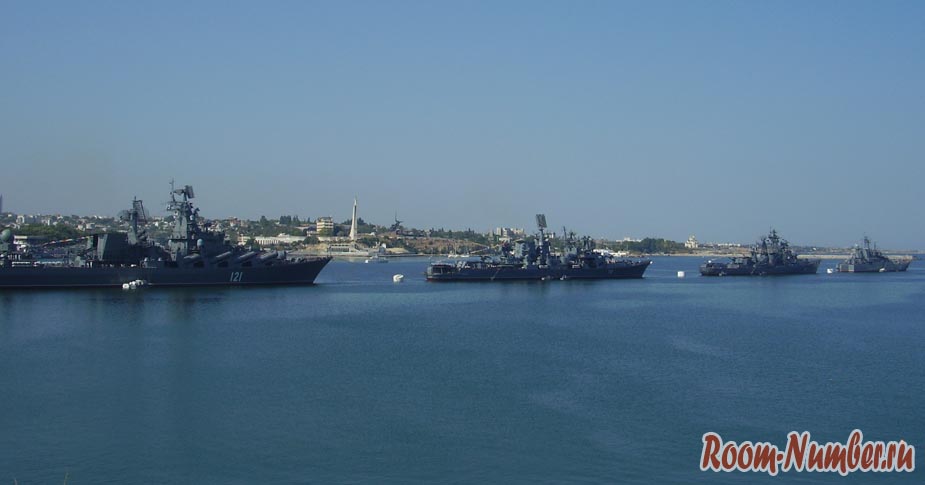 Корабли в бухте на День ВМФ России в Севастополе