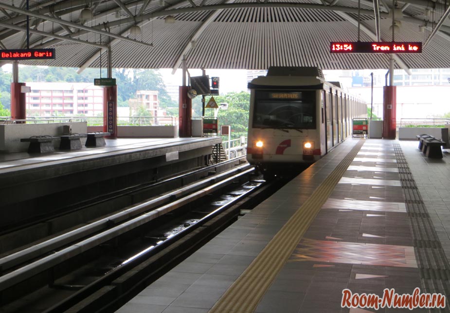 Поезд в метро в Куала Лумпур