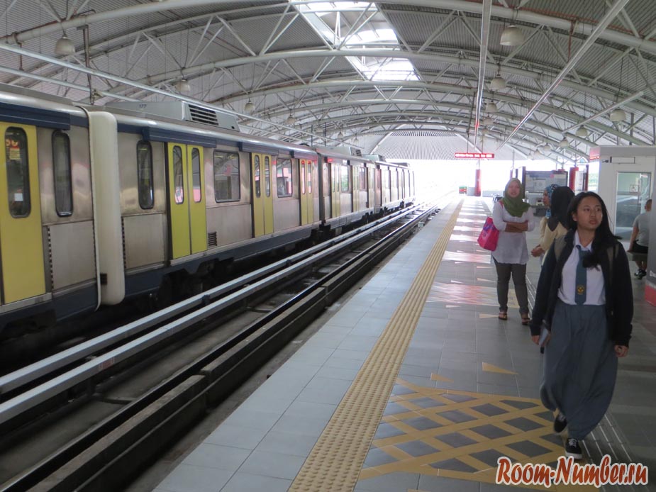Поезд в метро Куала Лумпура