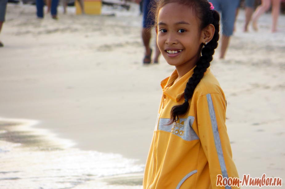 Девочка на пляже в Сиануквиле