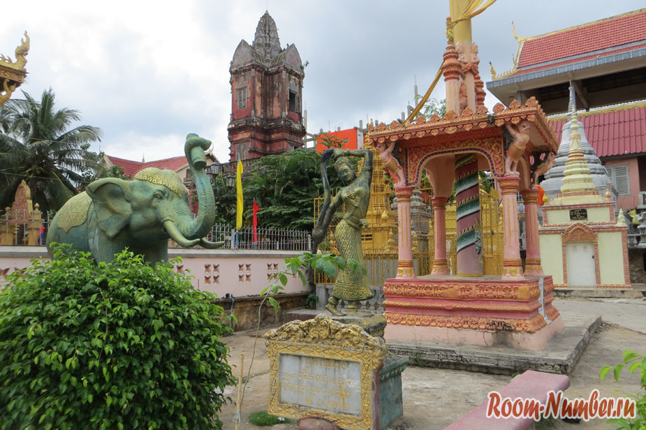Неизвестный храм-помойка в центре Пномпеня