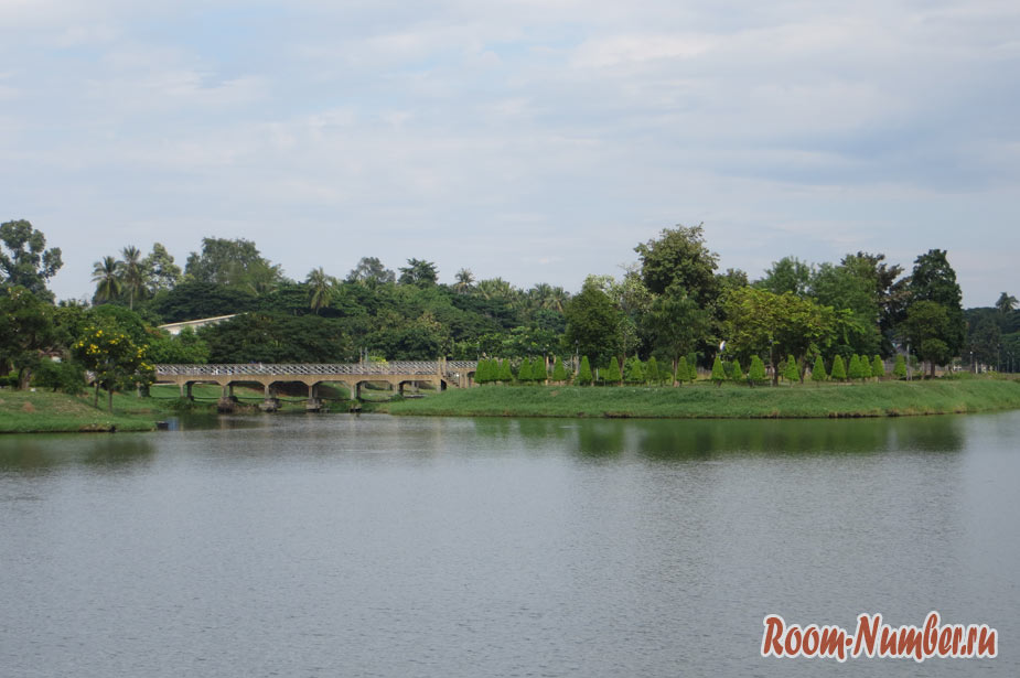 Chaloem Phrakiat Park Udon Thani — парк и китайский храм