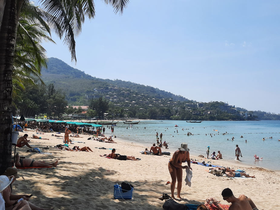 Туристы отдыхают на пляже Камала