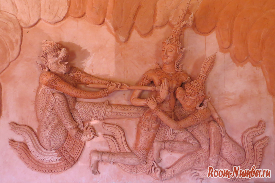 Красный Храм Wat Ratchathammaram