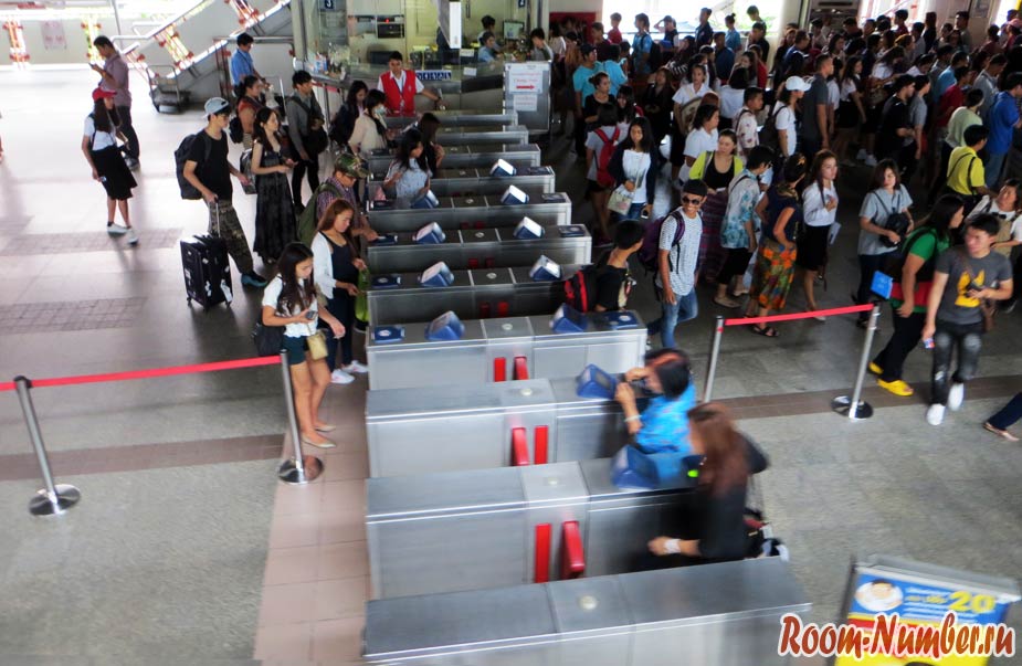 проход через турникеты в метро бангкока
