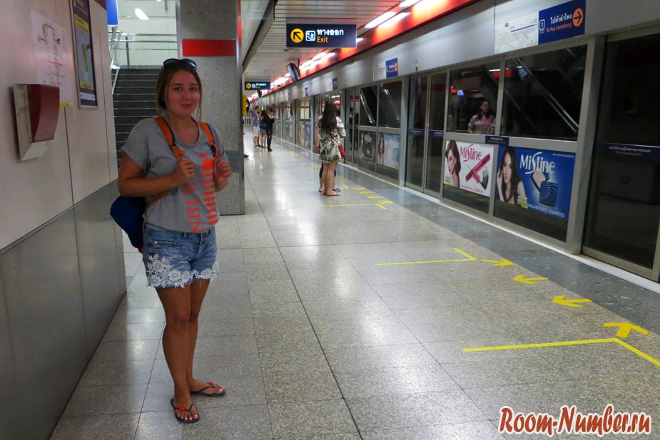Катя в метро Бангкока