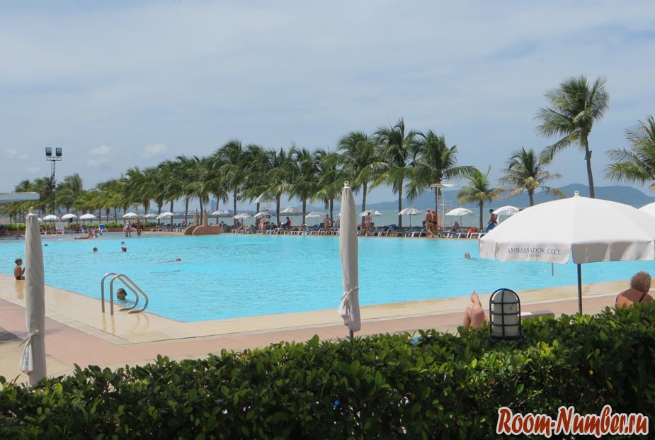 бассейн на пляже амбассадор отель