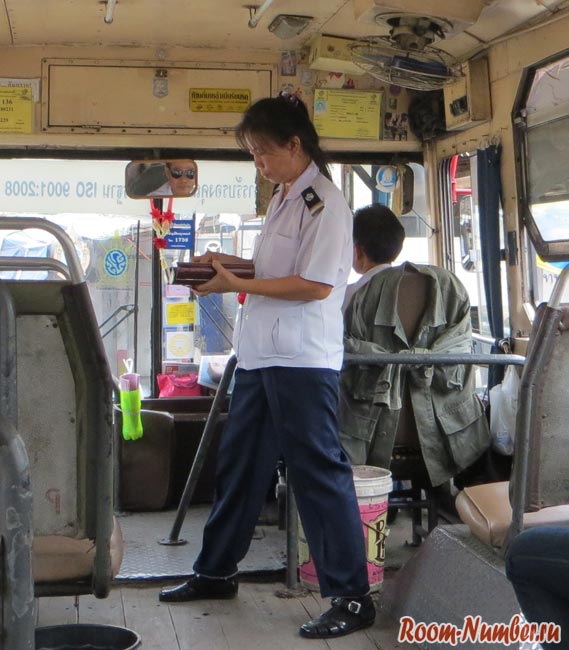 кондуктор в автобусе в бангкоке