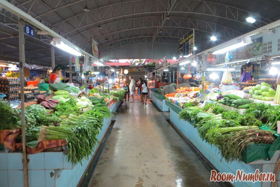 Фруктовый рынок в Паттайе на Джомтьене. Нетуристический рынок на второй улице