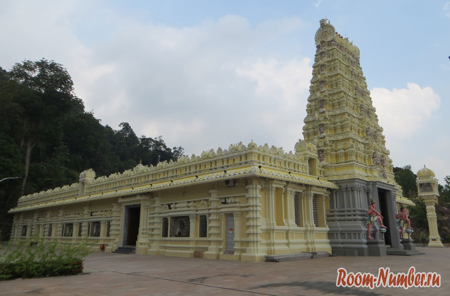 Индуистский храм на Пенанге. Все что вам нужно — подняться на 530 ступеней
