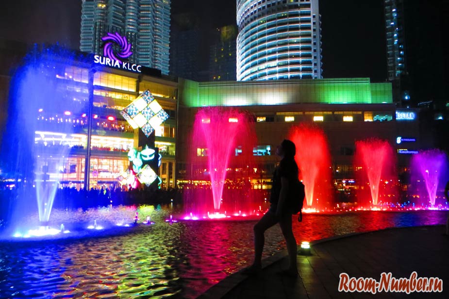 шоу фонтанов возле башни петронас в куала лумпуре 