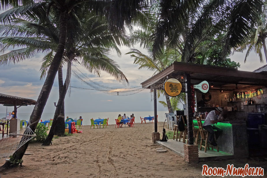 Закатный бар The Beach в Као Лаке с живой музыкой и небольшим пляжиком