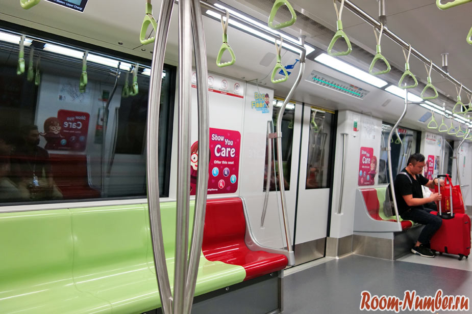 сиденья в вагоне метро сингапур