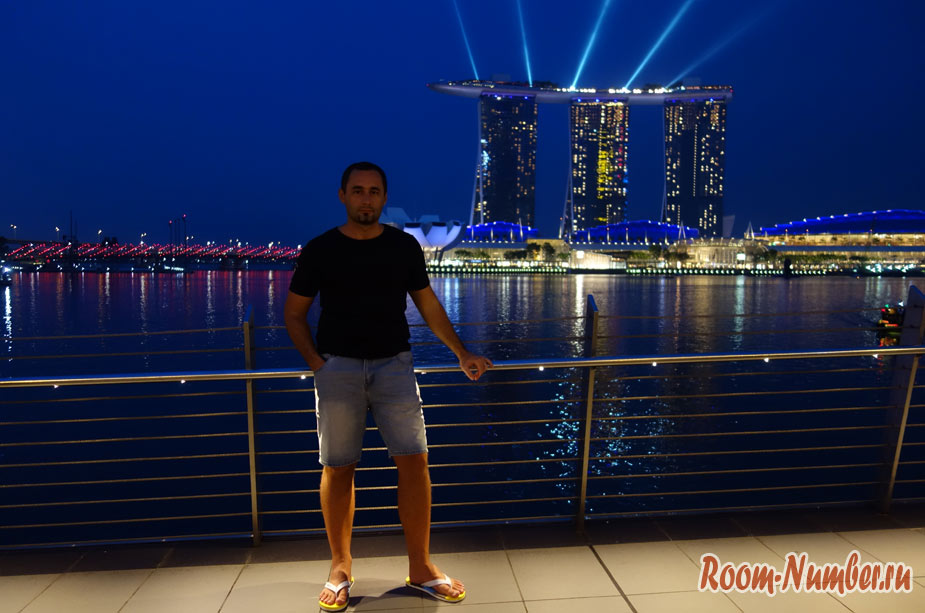 Набережная в Сингапуре с видом на Marina Bay, статуя Мерлиона и Клар Ки