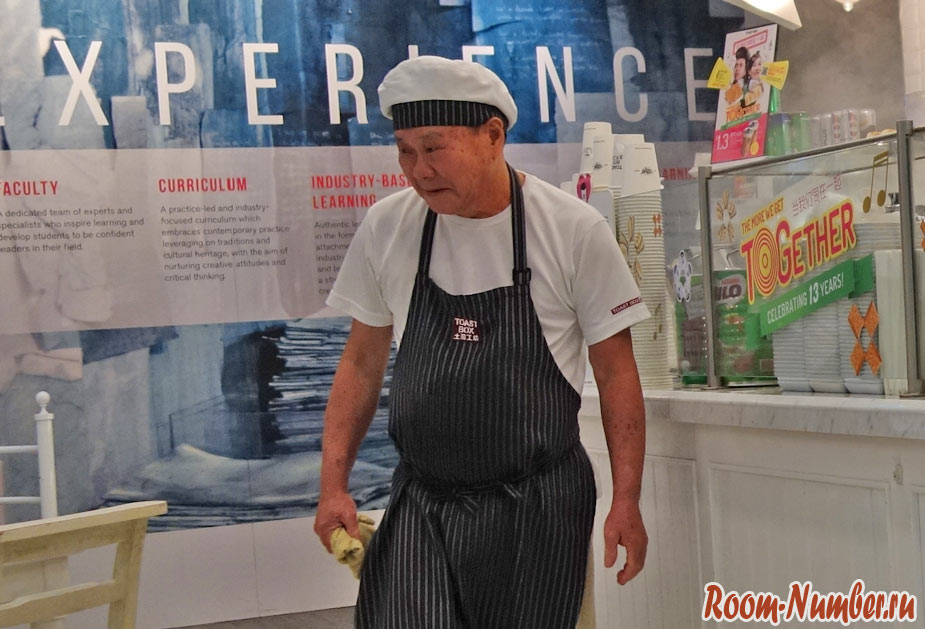 Старики работают в Сингапуре обслуживающим персоналом