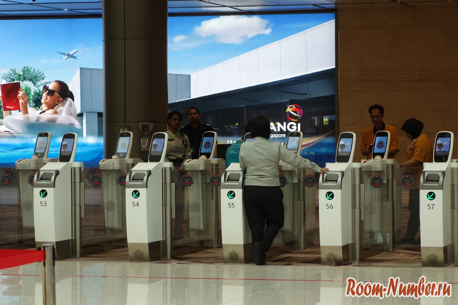 турникеты паспортного контроля в аэропорту сингапура