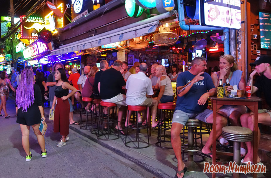 Туристы сидят в баре на Бангла роуд