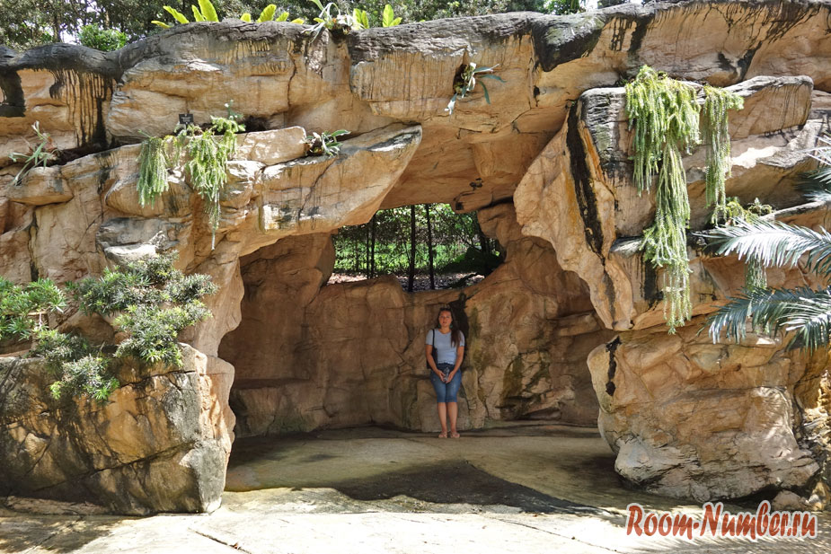 Катя прячется от солнца в пещера на территории Singapore Botanic Gardens