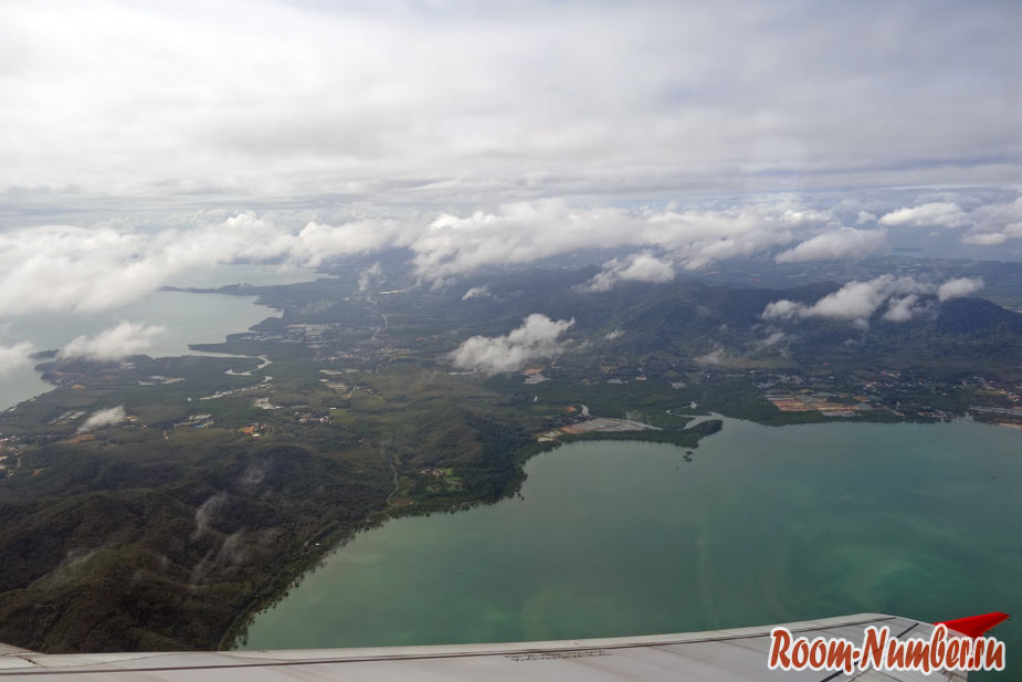 Вид на остров Пхукет с высоты при вылете в Сингапур