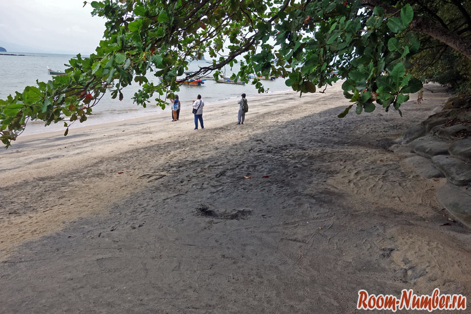 Пляж с черным песком на Лангкави