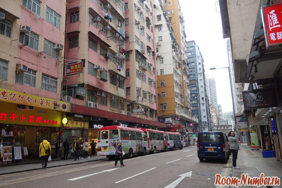 Улица в районе Коулун в Гонконге