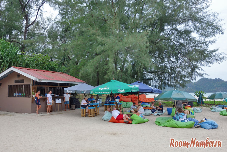 Туристы отдыхают в пляжном кафе на берегу моря