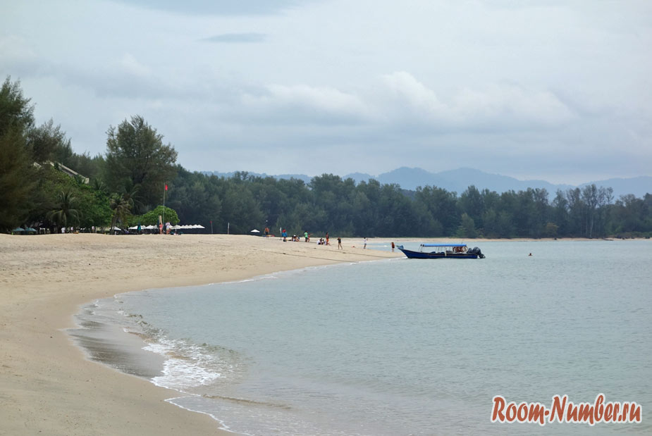 Вид на Танджунг Рху с правой стороны пляжа