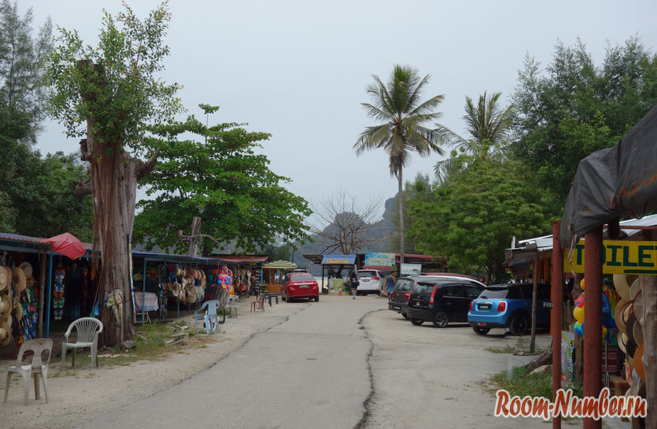 парковка и рынок возле пляжа Танджунг Ру бич на Лангкави