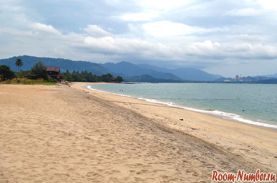 левая часть пляжа tanjung rhu langkawi beach