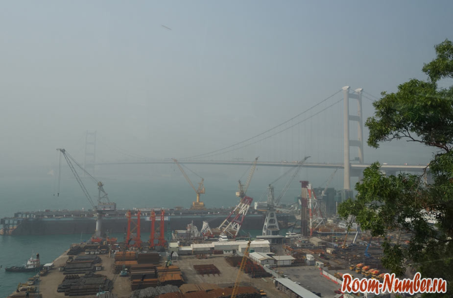Смог в Гонконге в порту и вид на мост
