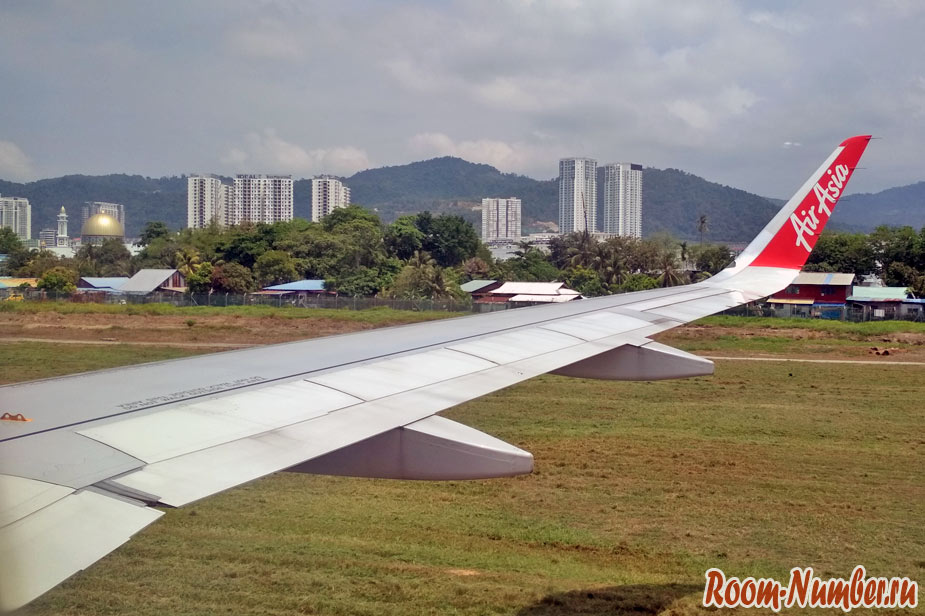 Вид на Пенанг из иллюминатора самолета на посадке