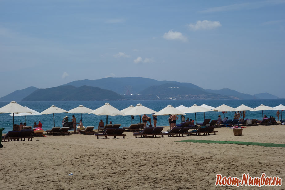 зонтики и шезлонги на пляже Nha Trang beach