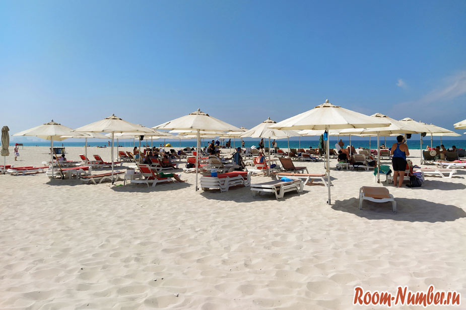 Зонтики и лежаки на пляже Саадият