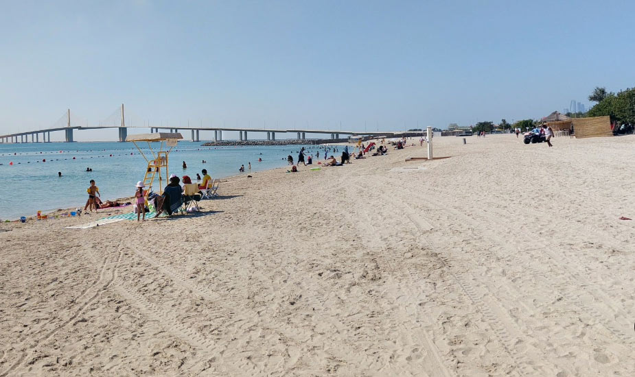 Пляж с видом на мост Al Bateen Beach