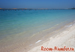 прозрачное море на городском пляже абу даби бич