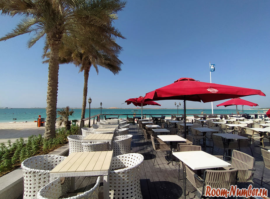 Зонтики и пальмы пляж Корниш Абу Даби