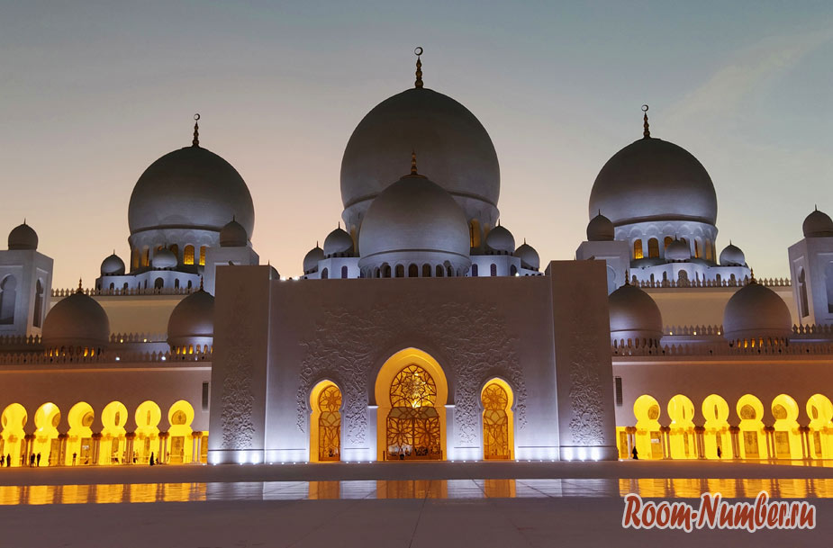 Мечеть Шейха Зайда в Абу-Даби – одна из самых больших и красивых в мире