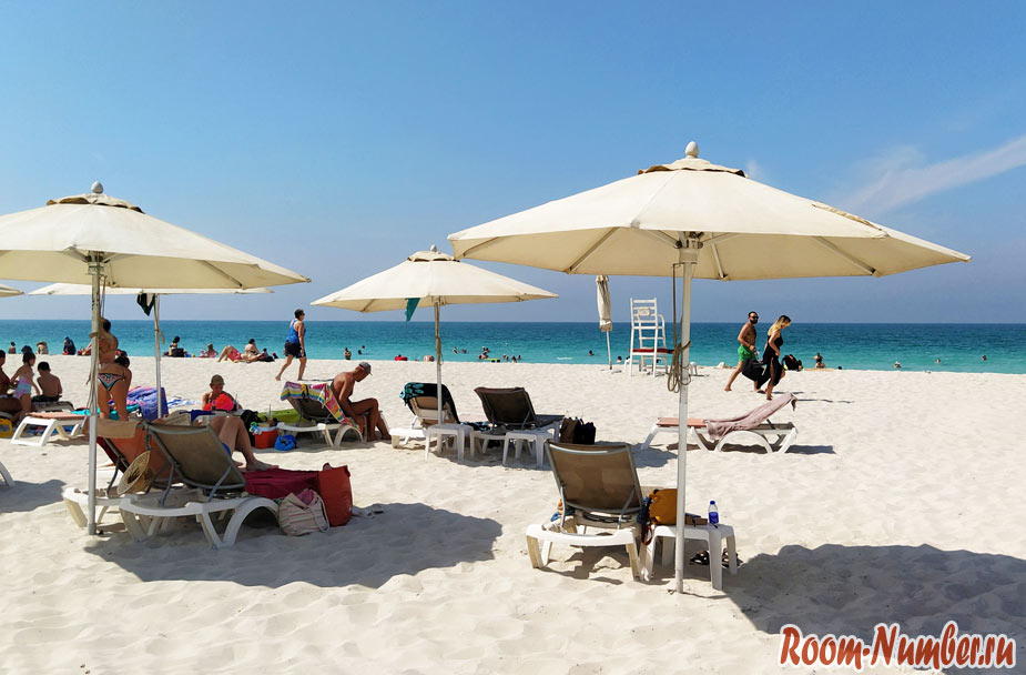 Зонтики и шезлонги отеля Хаят Абу Даби на пляже Саадият