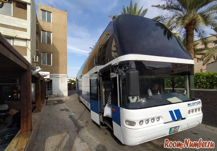 Из Акабы в Амман на автобусе. Военные на КПП, проверка документов и багажа